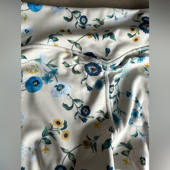 Fabletics motion 365+ high waisted Blue and Cream Floral Leggings medium - Picture 10 of 11